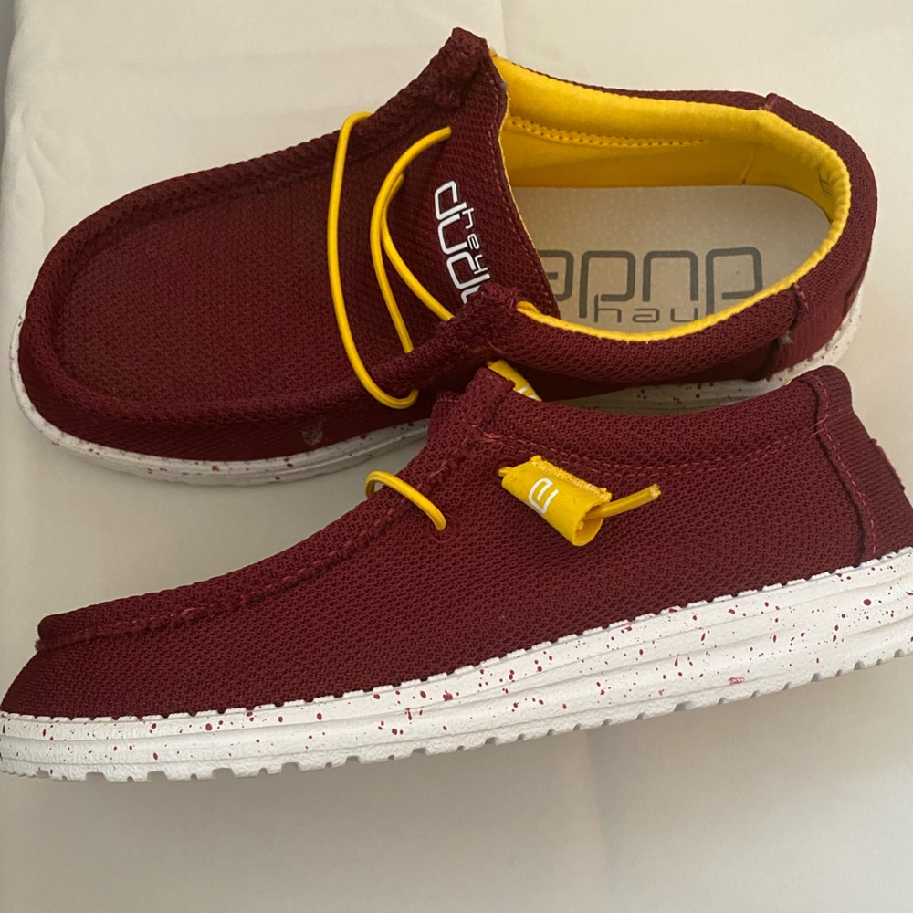 Mens Hey Dudes Gold/Maroon Wally Sox NWOT Size 10